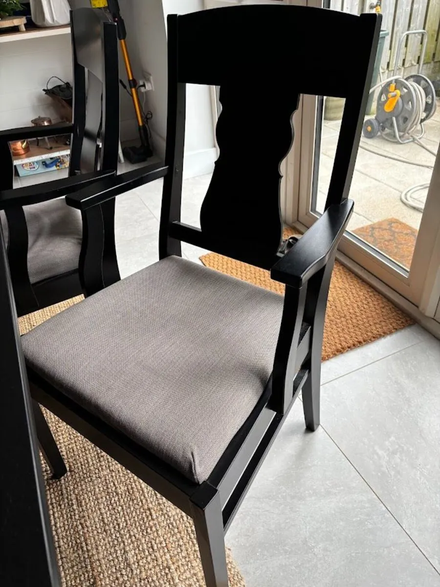 Table w 4xChairs & 3x Counter Stools - Image 3