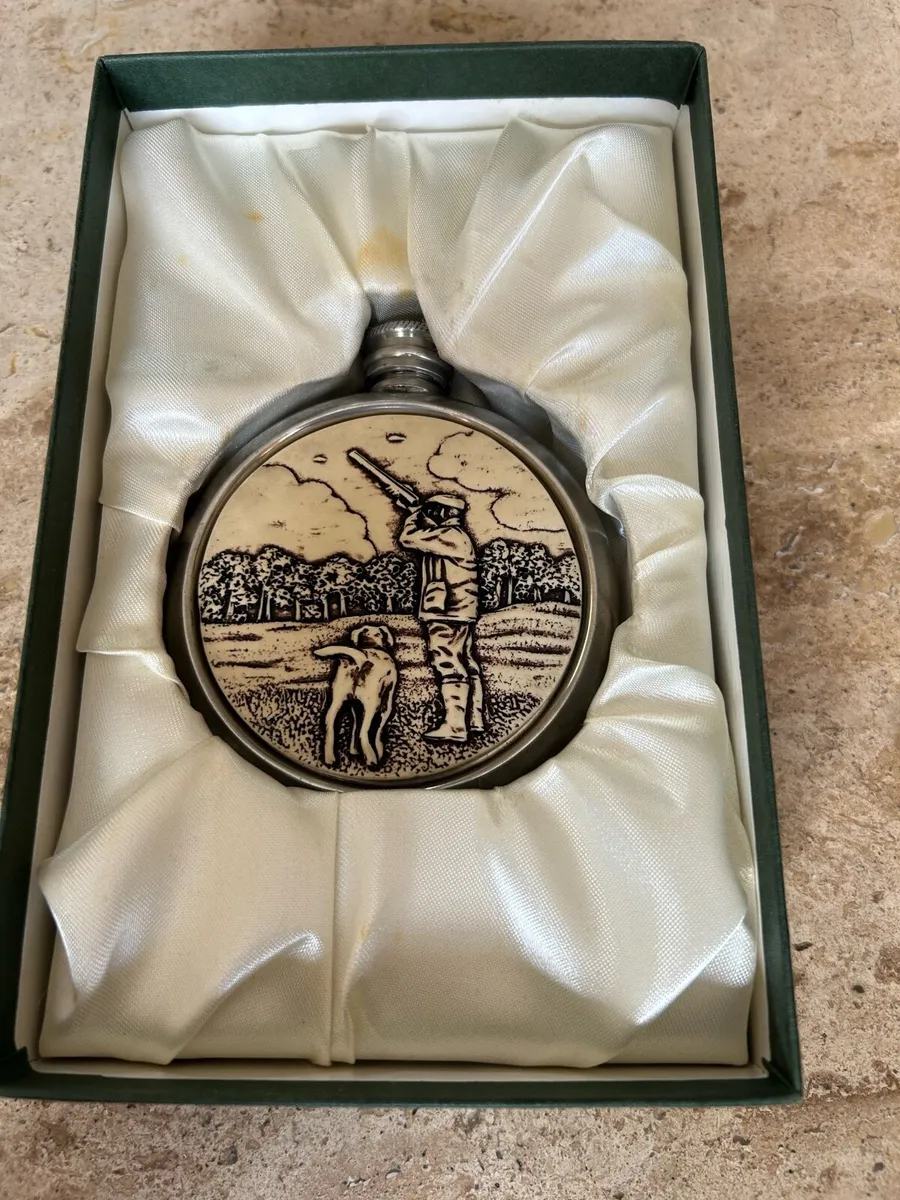 Shooting Scene pewter hip flask - Image 1