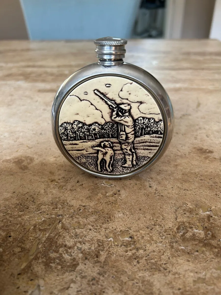 Shooting Scene pewter hip flask - Image 2