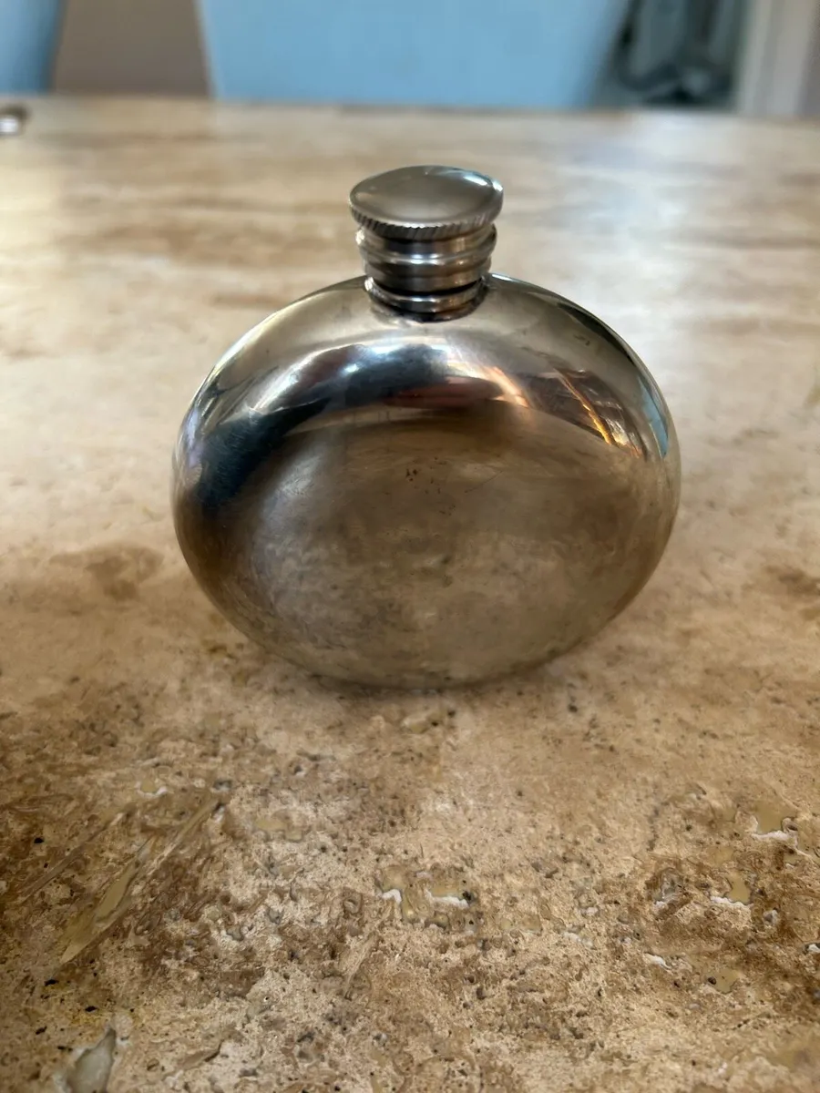 Shooting Scene pewter hip flask - Image 3