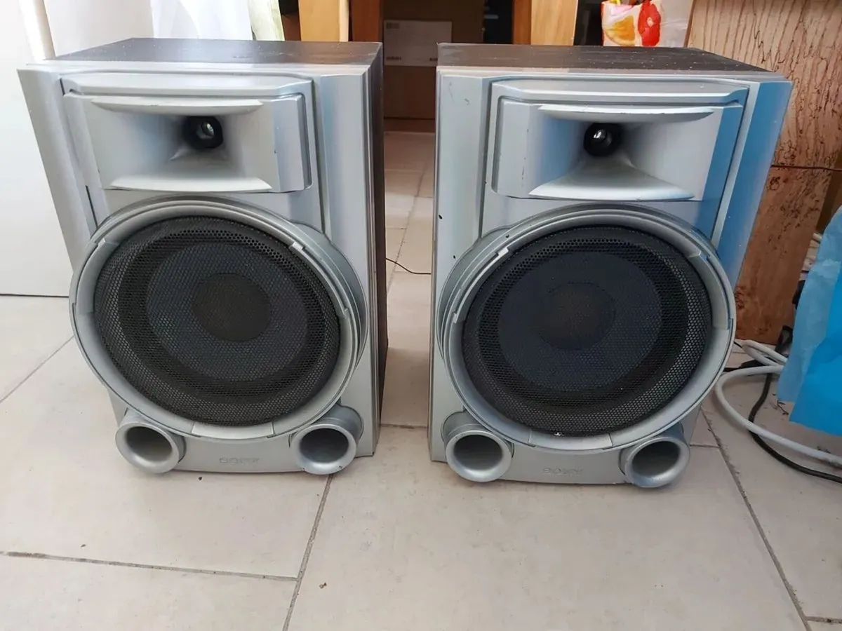 Sony Hifi Stereo System, Model HCD-EC55, 3 CD TRAY - Image 3