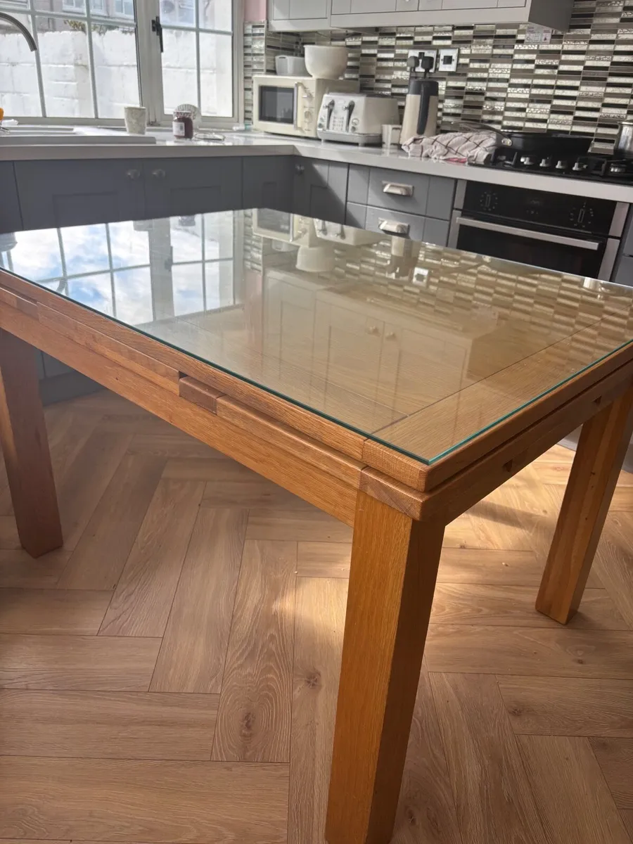 Table and chairs - Image 1