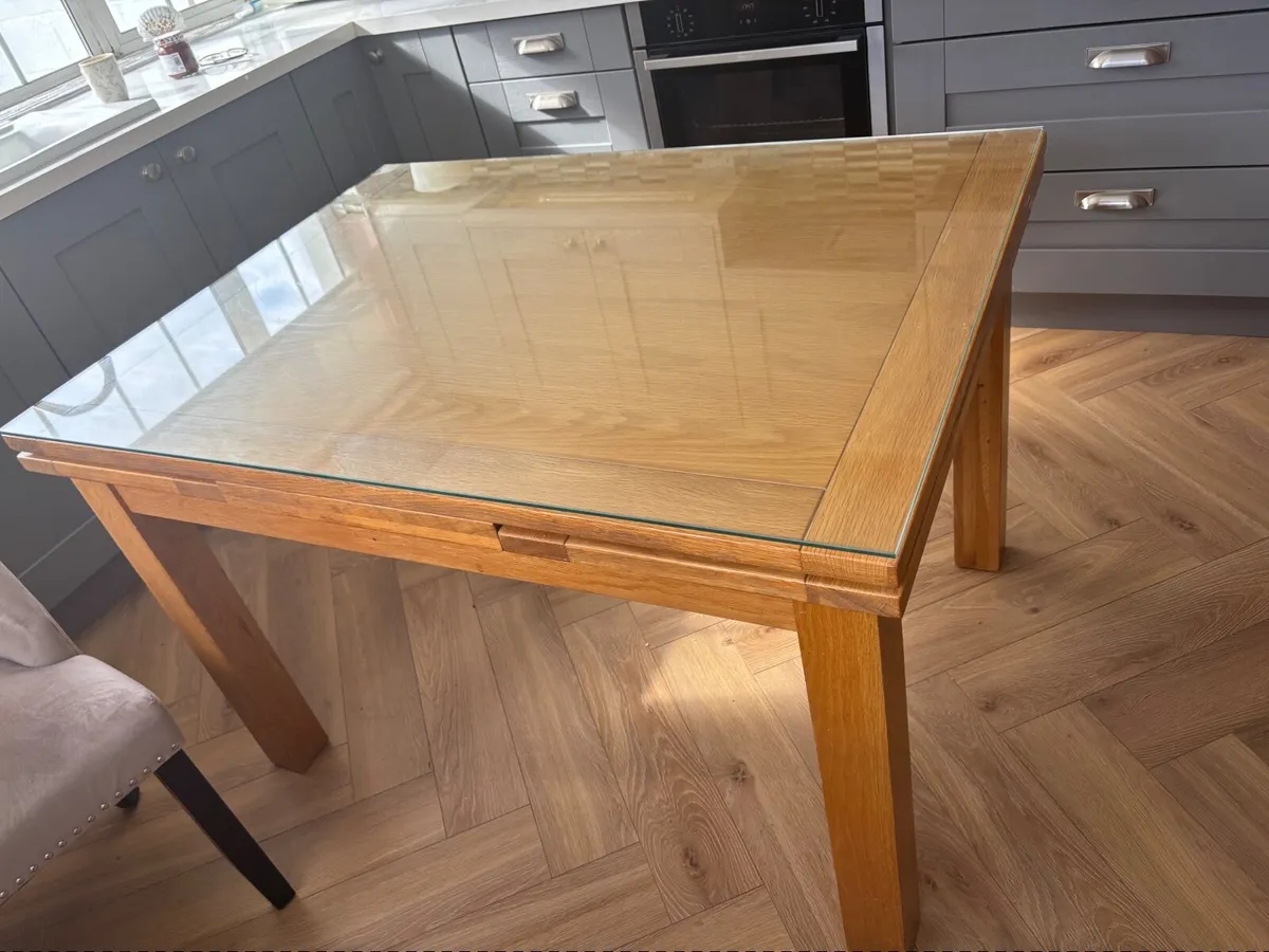 Table and chairs - Image 2
