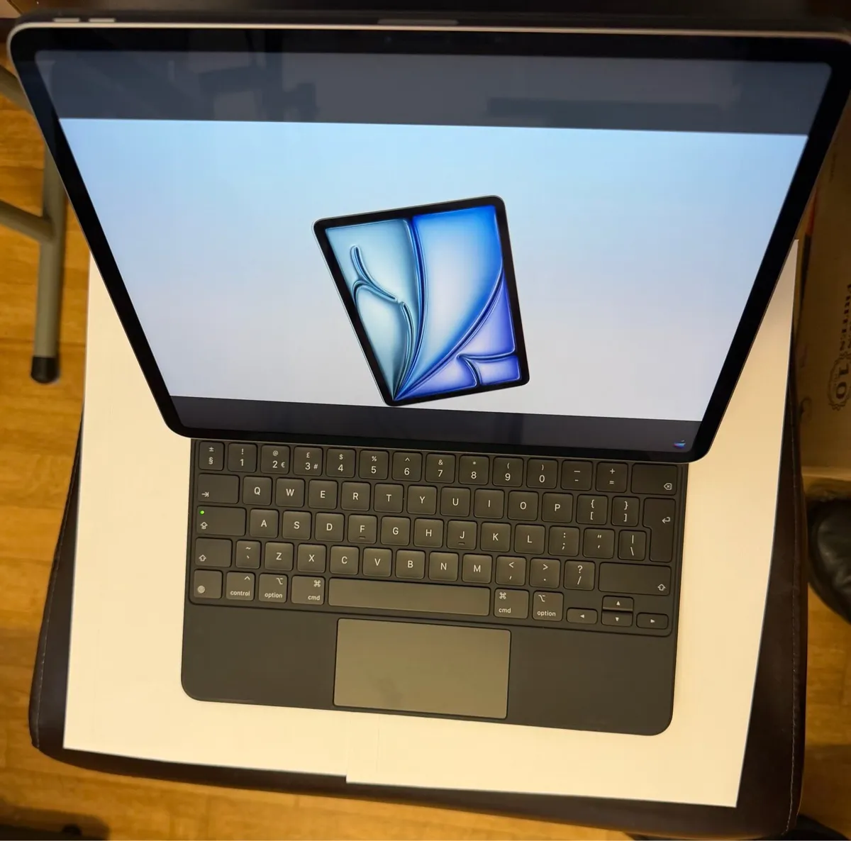 iPad Air 13” (M2) WiFi 128GB Space Grey & Keyboard - Image 3