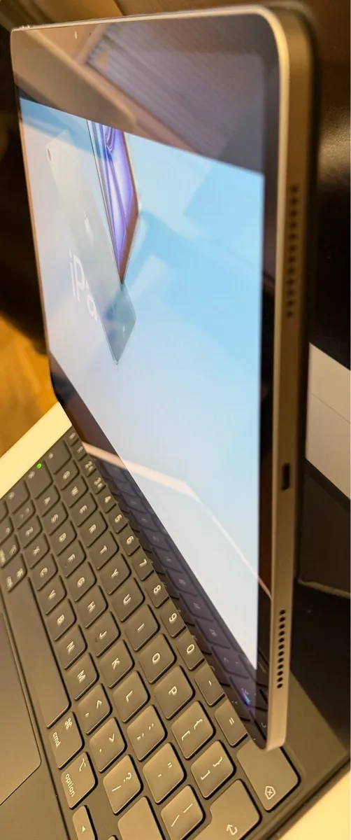 iPad Air 13” (M2) WiFi 128GB Space Grey & Keyboard - Image 4