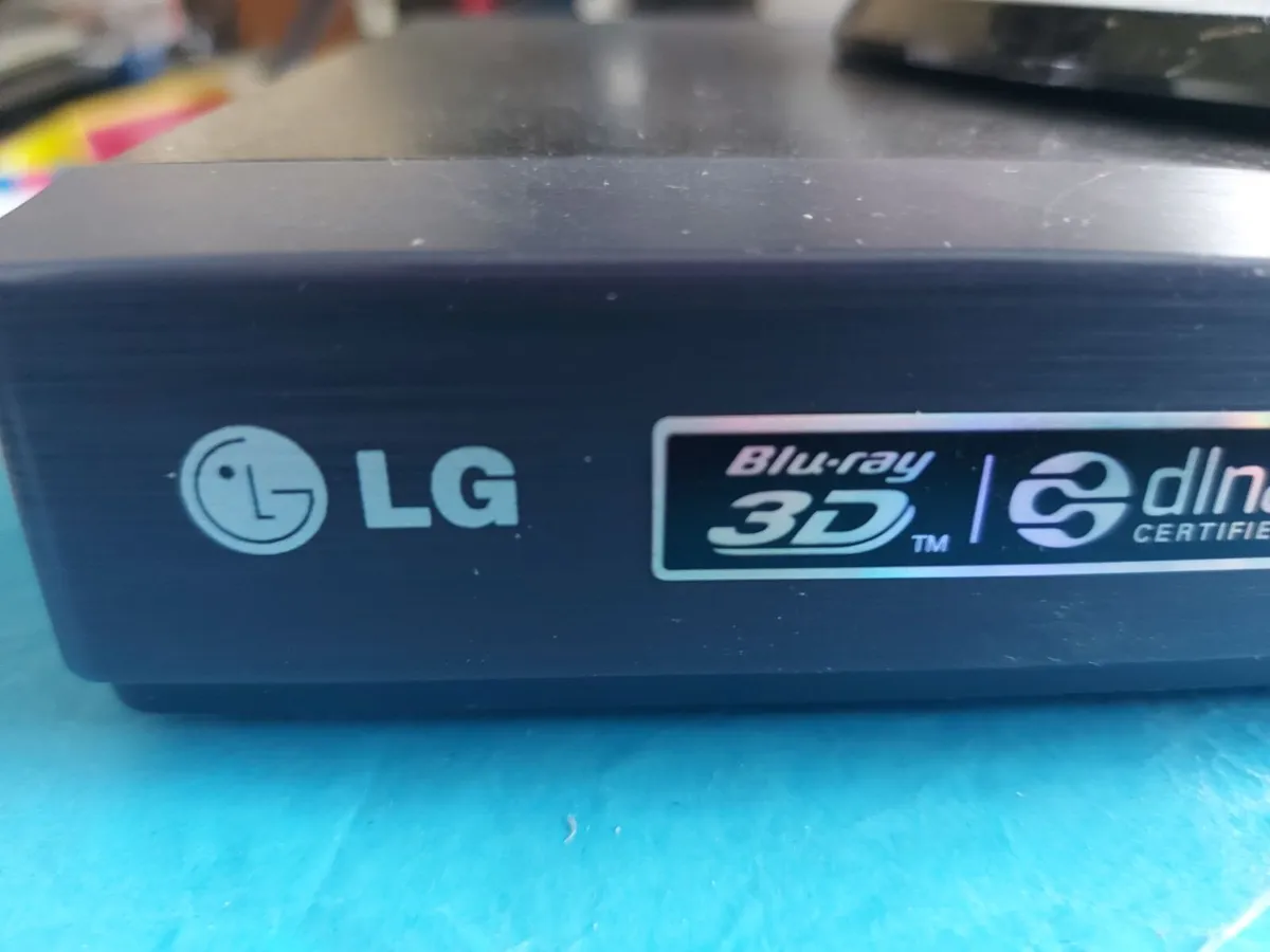 LG 3D-2D Blu-Ray Disc-DVD Player BD660 & 26" LG TV - Image 3