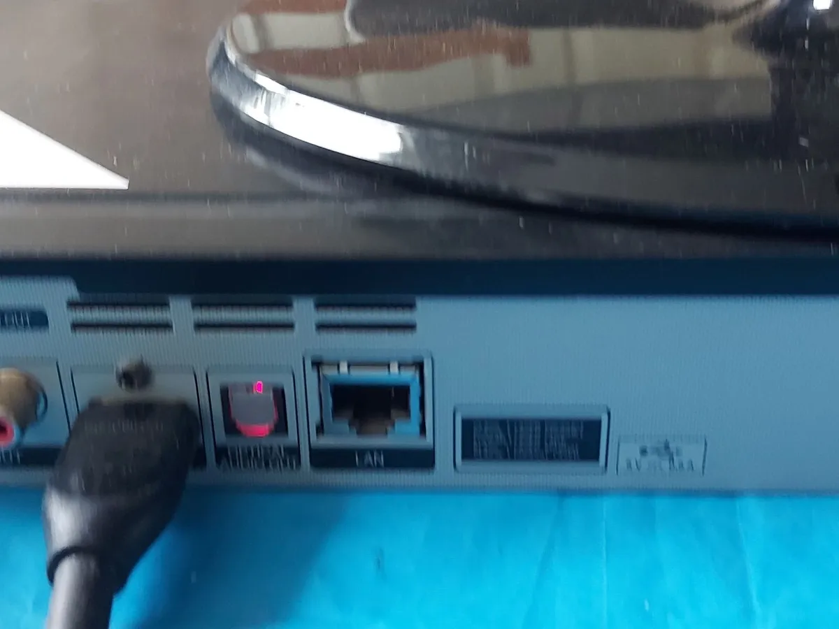 LG 3D-2D Blu-Ray Disc-DVD Player BD660 & 26" LG TV - Image 4
