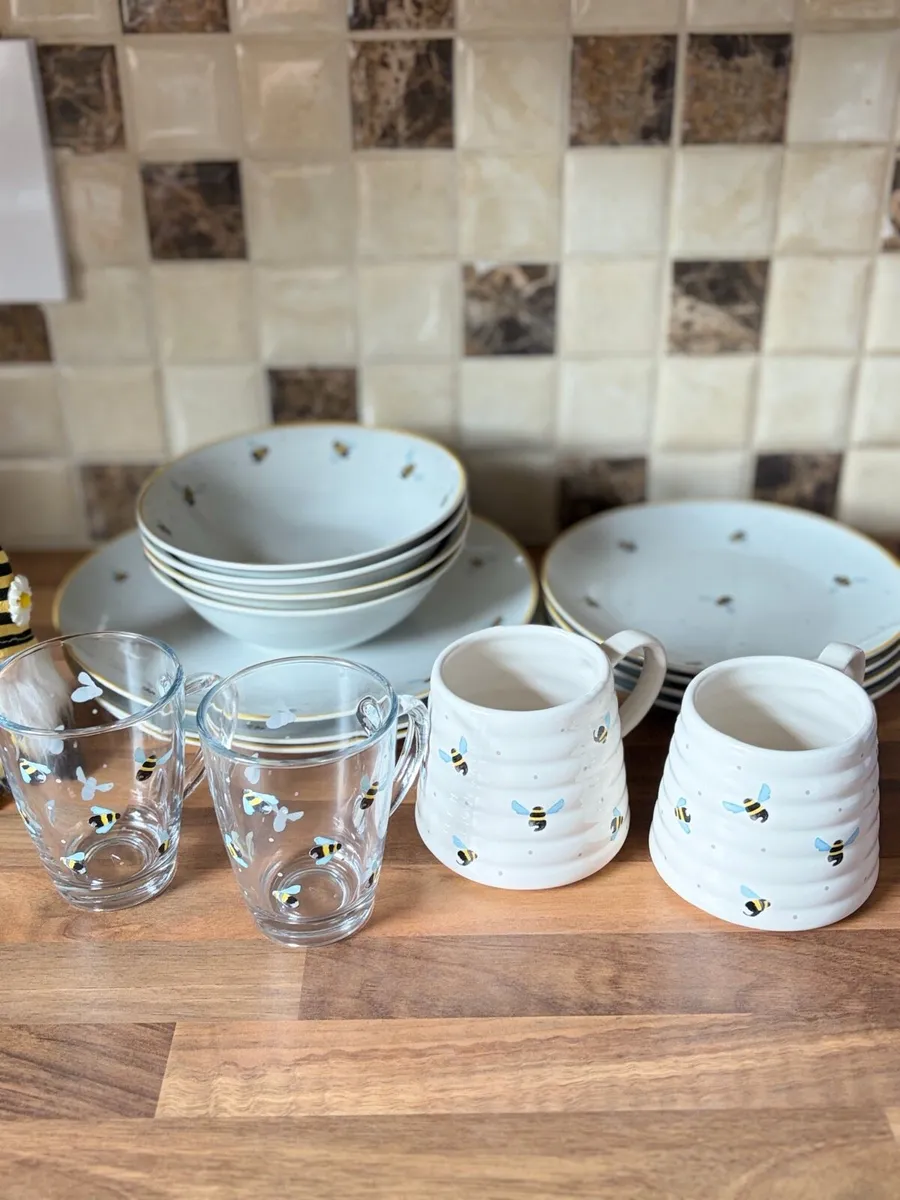 Price & Kensington Sweet Bee dinner set - Image 1