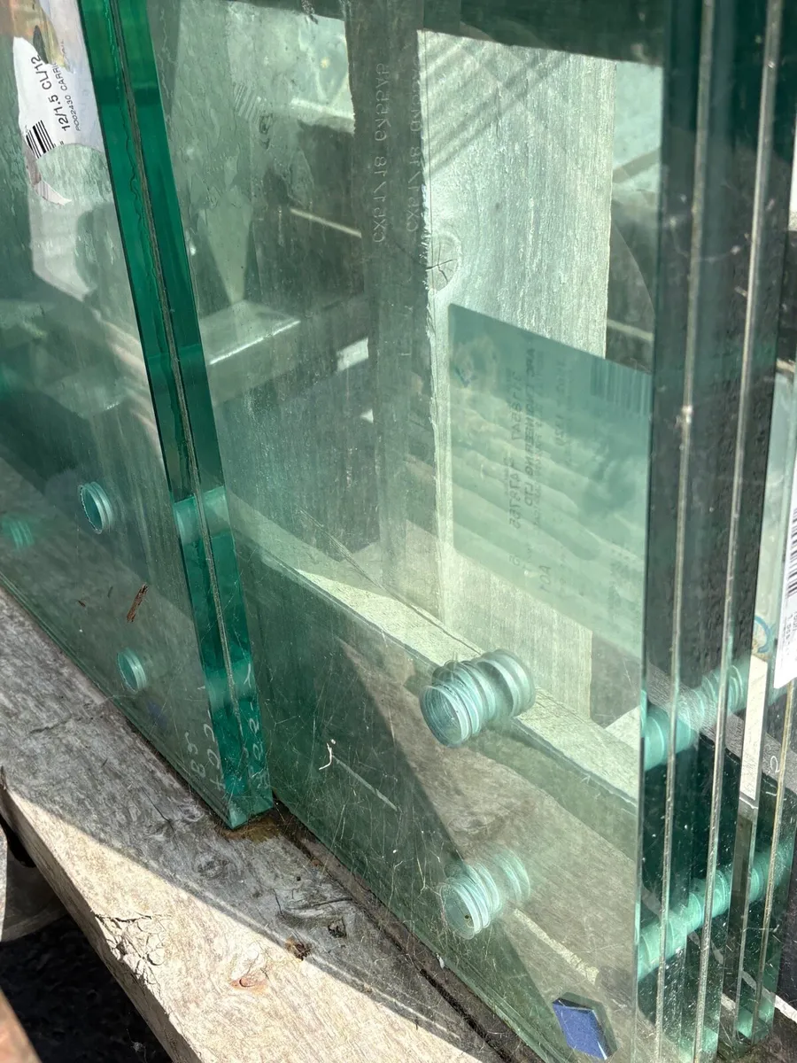 Balcony glass 21.5 pre drilied. 5.28m linear - Image 2