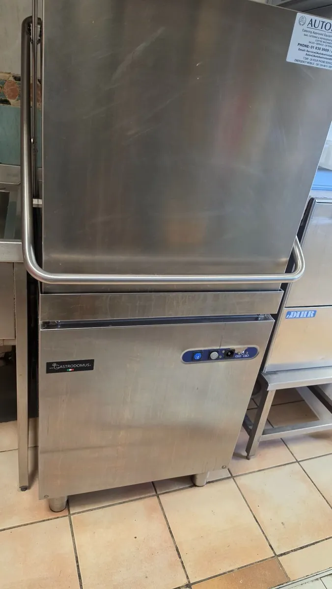 Commercial dishwasher - Image 1