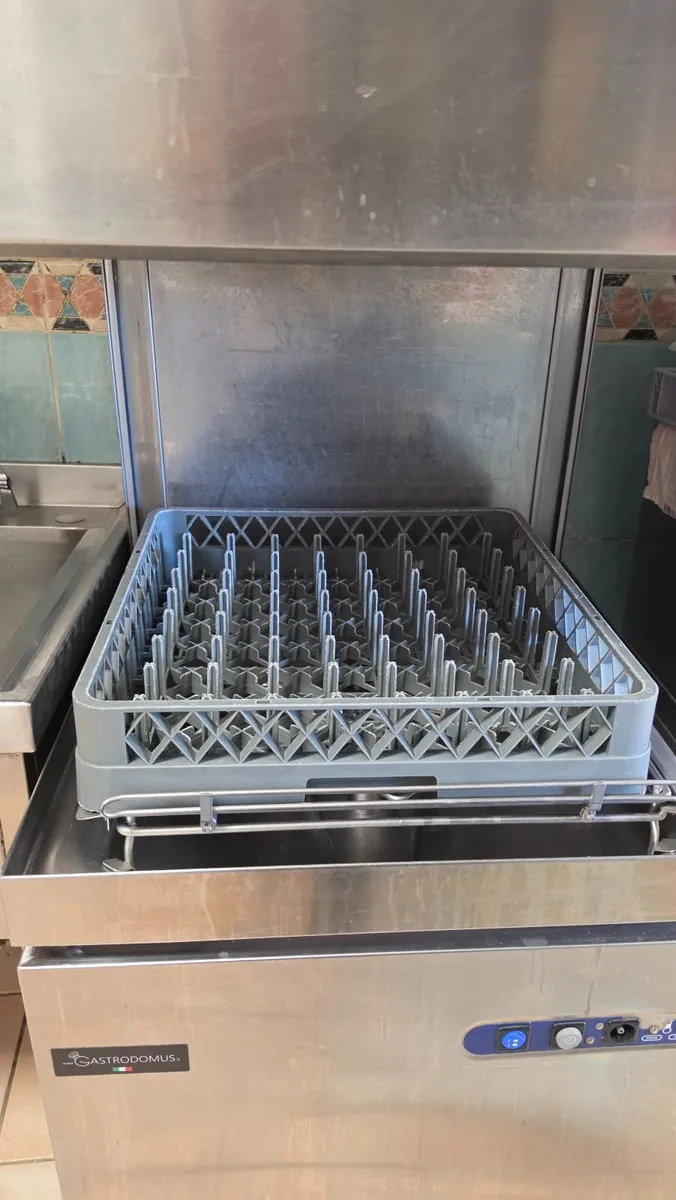Commercial dishwasher - Image 2