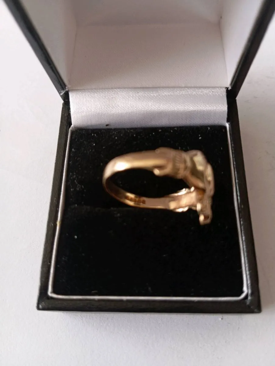 gold claddagh ring in 9cr gold stamped size T - Image 1