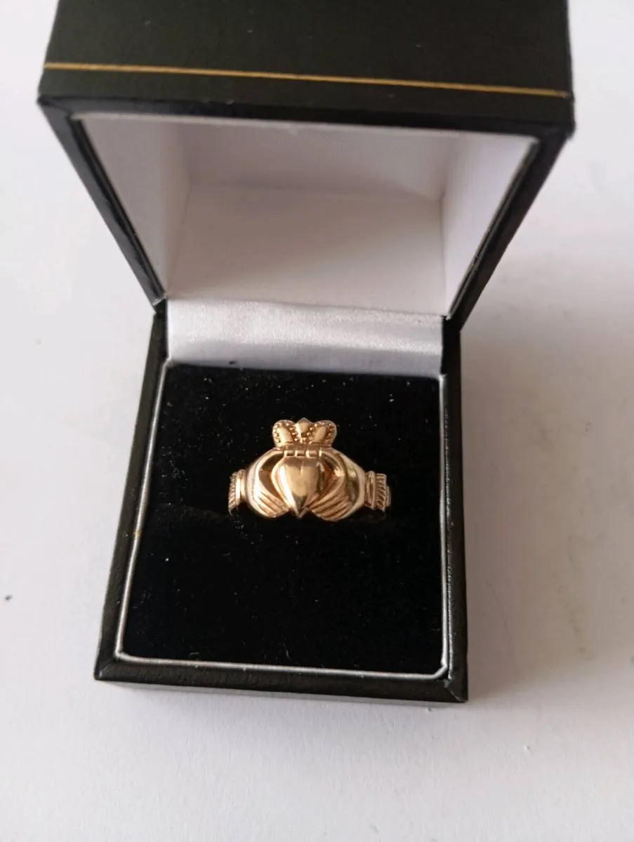 gold claddagh ring in 9cr gold stamped size T - Image 2