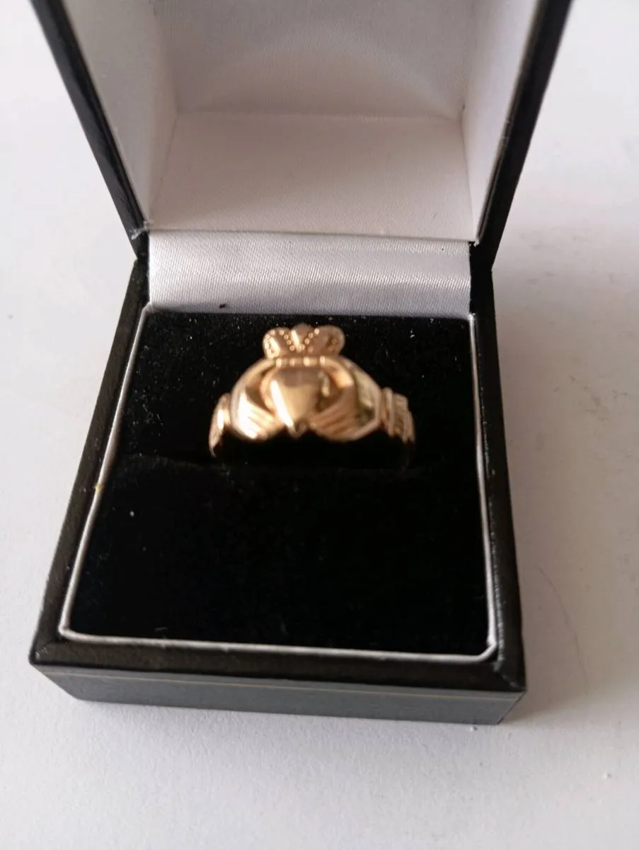 gold claddagh ring in 9cr gold stamped size T - Image 3