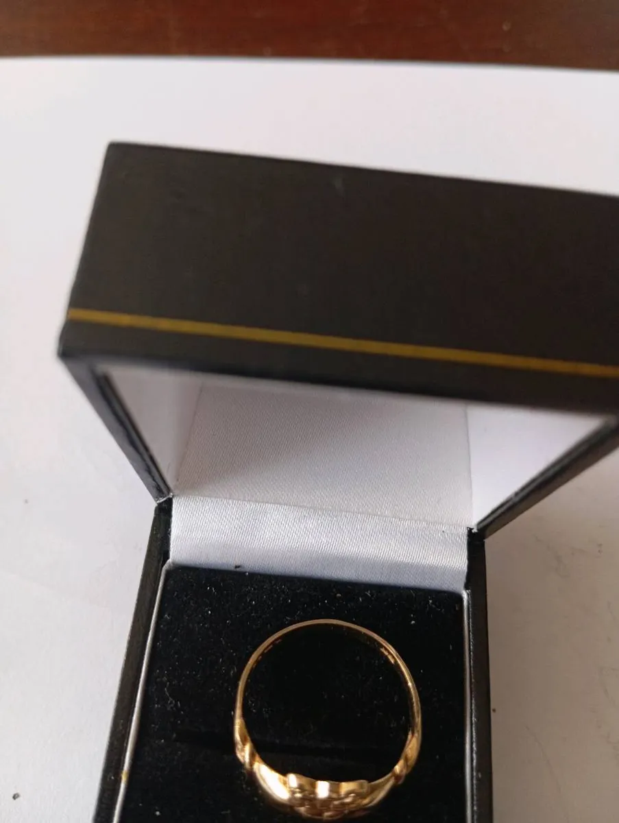 gold claddagh ring in 9cr gold stamped size T - Image 4