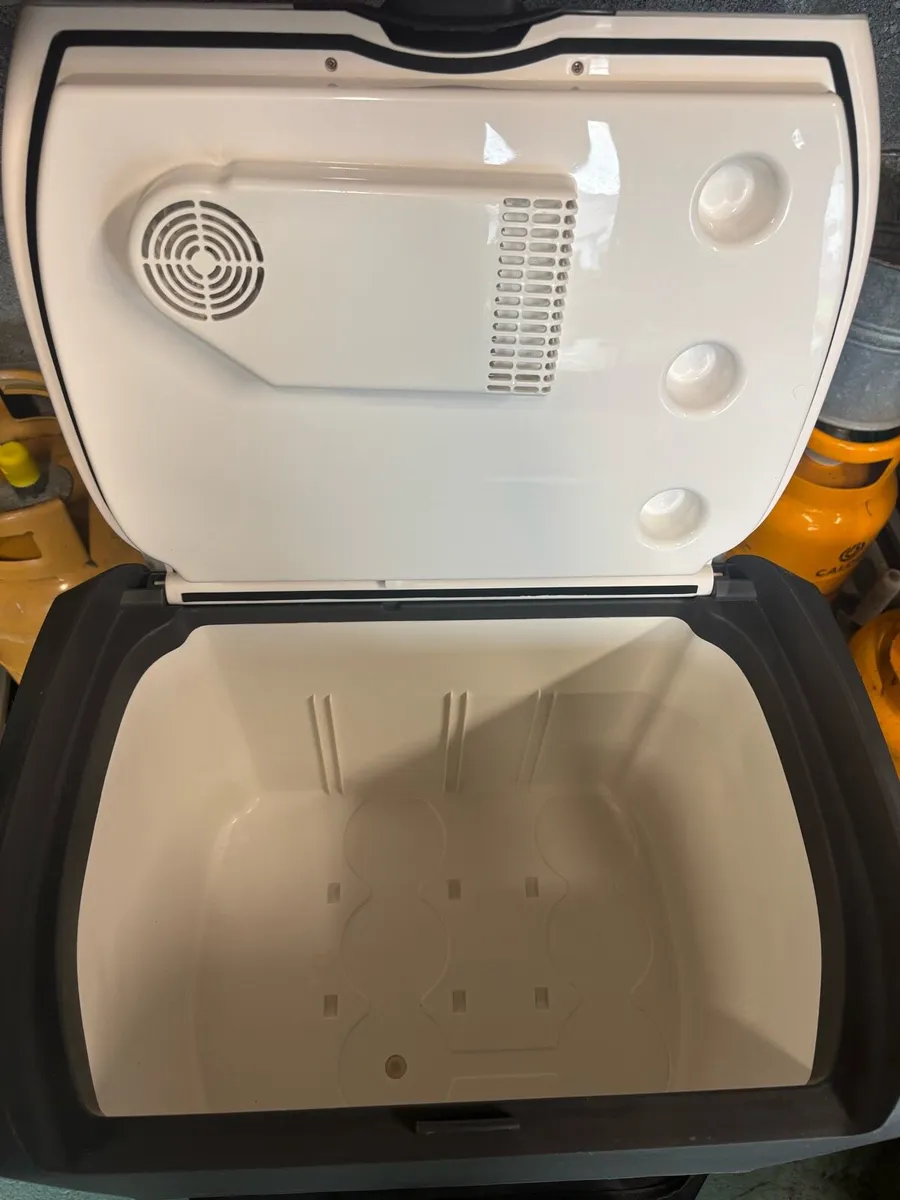 Halfords 40L 12/24V Cooler - Image 3