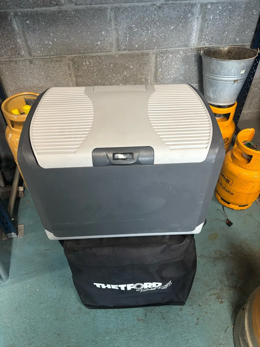 Halfords 40L 12/24V Cooler - Image 2