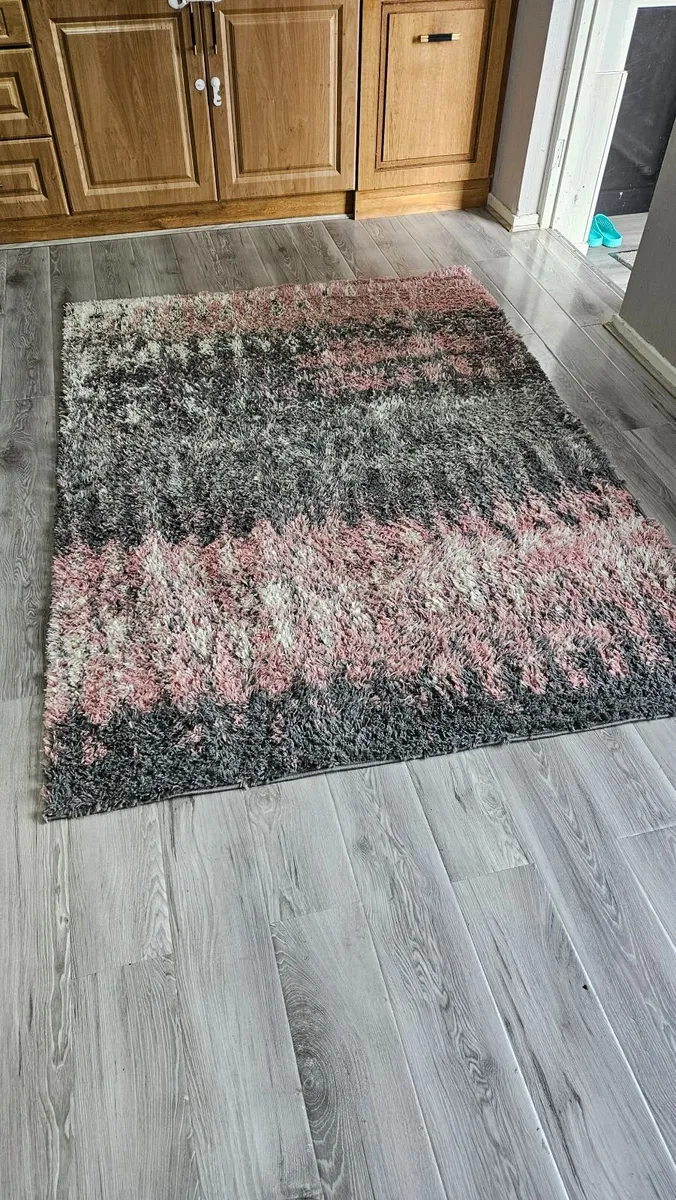 Large rug - Image 1