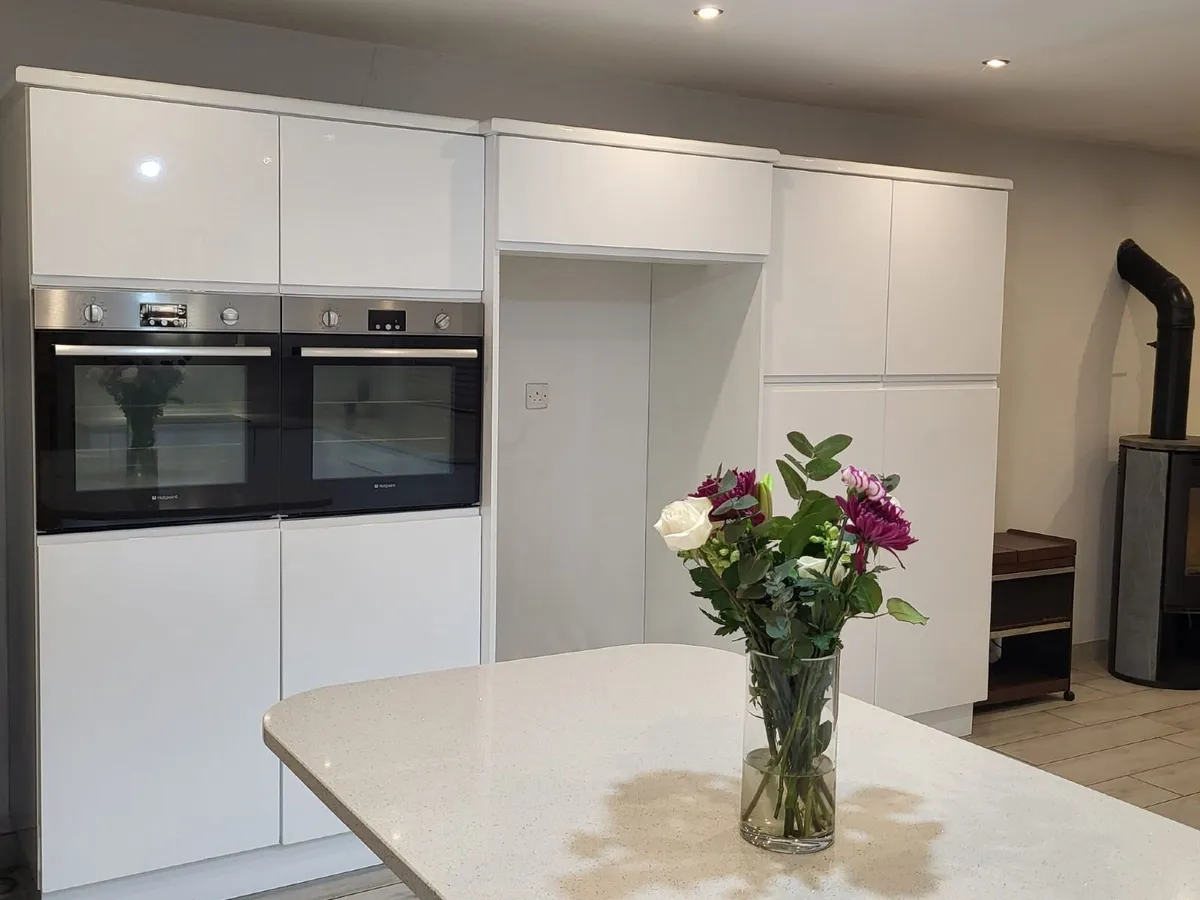 White Gloss Kitchen c/w ALL appliances - Image 1