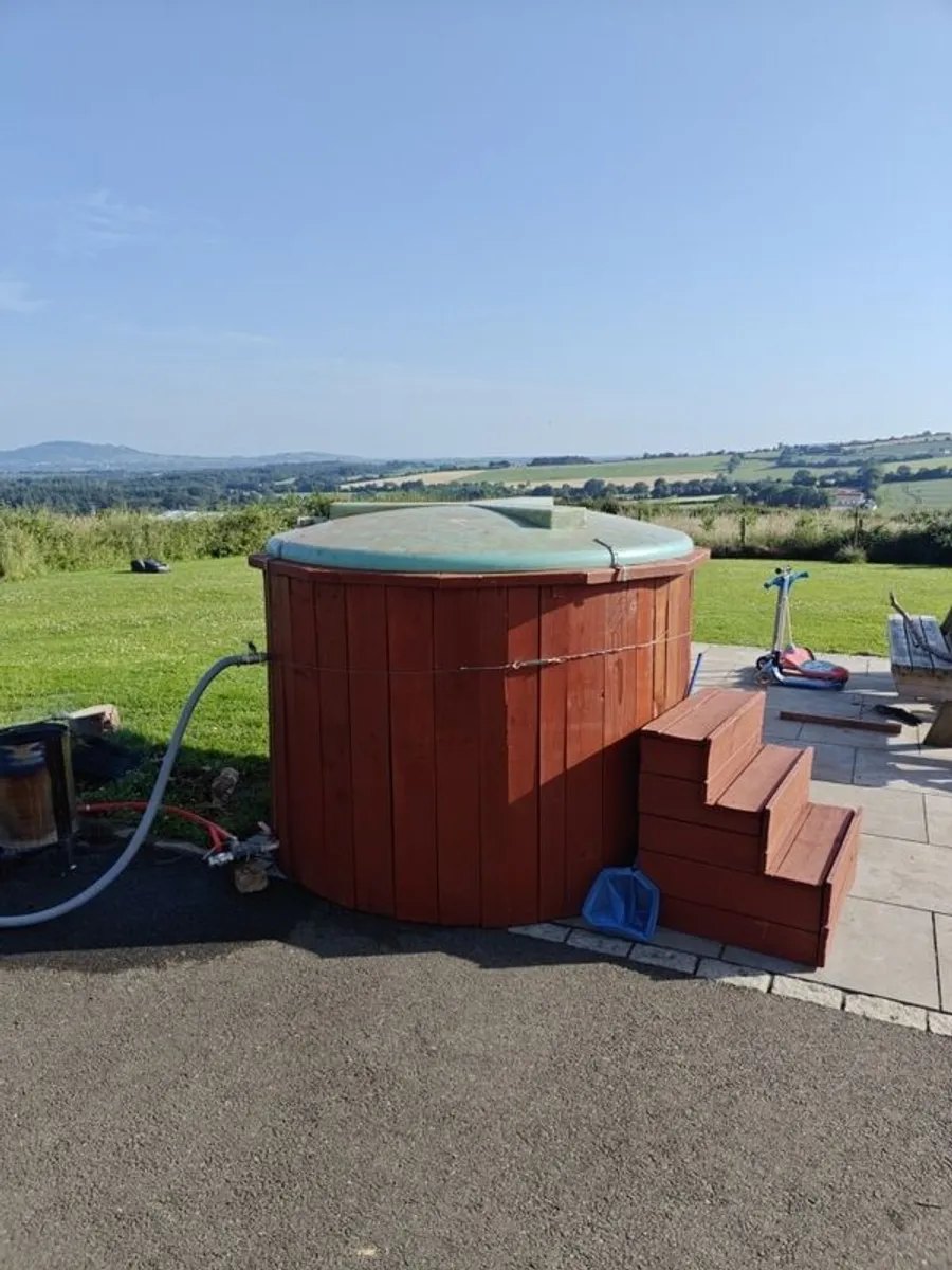 hot tub - Image 1