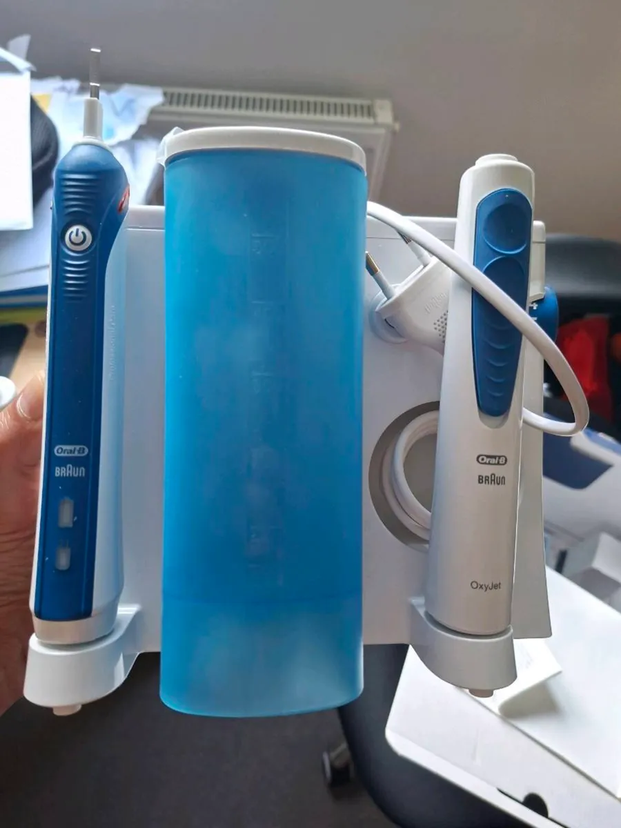 Oxyjet cleaning System + PRO 3000 tootbrush - Image 3