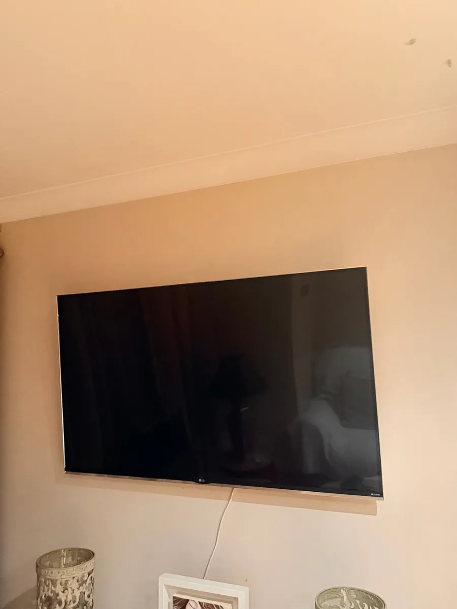 LG UHD smart 4K TV like new - Image 1