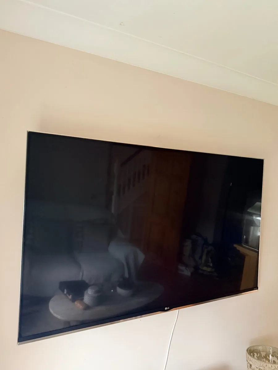 LG UHD smart 4K TV like new - Image 2