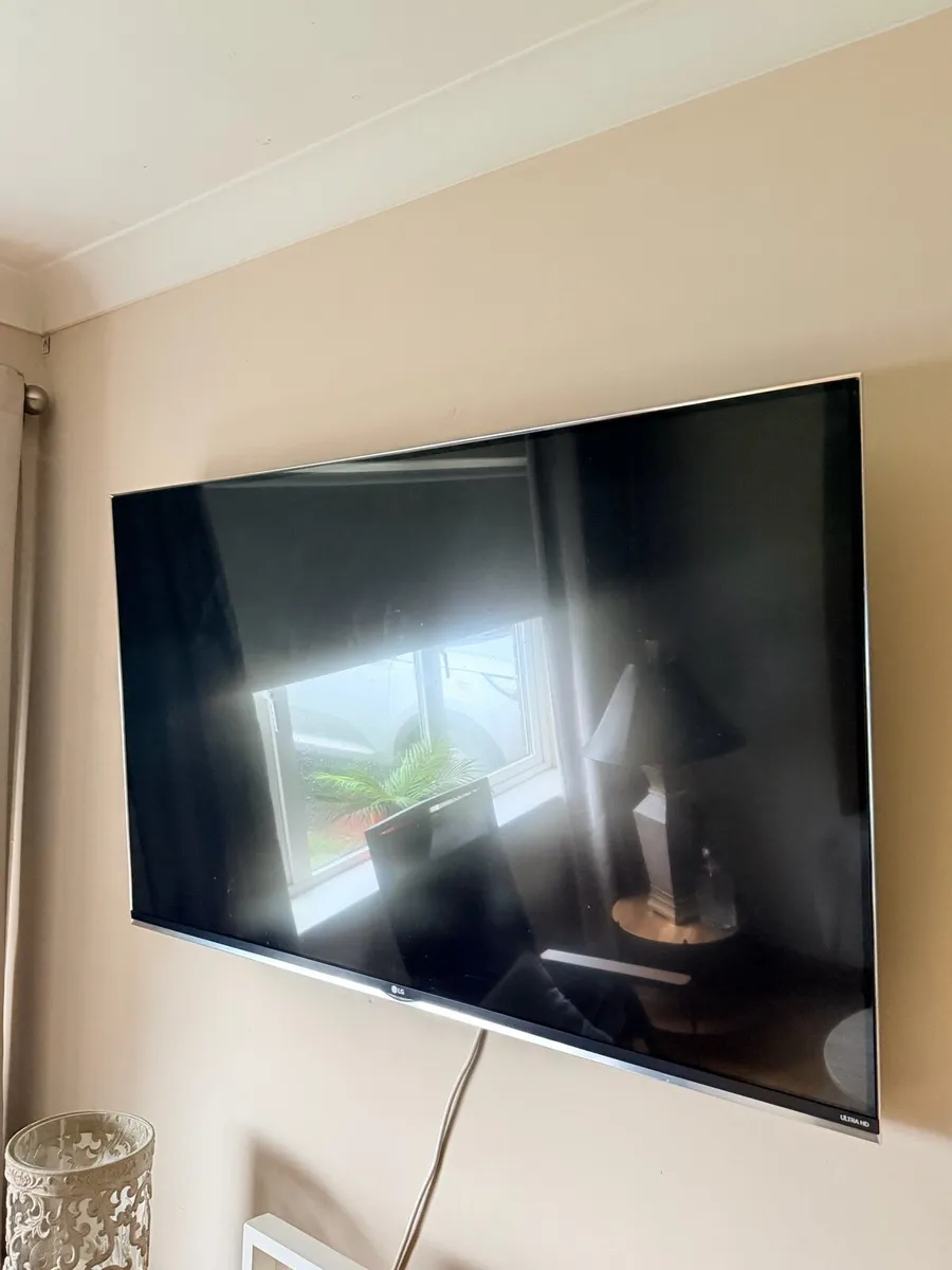 LG UHD smart 4K TV like new - Image 3