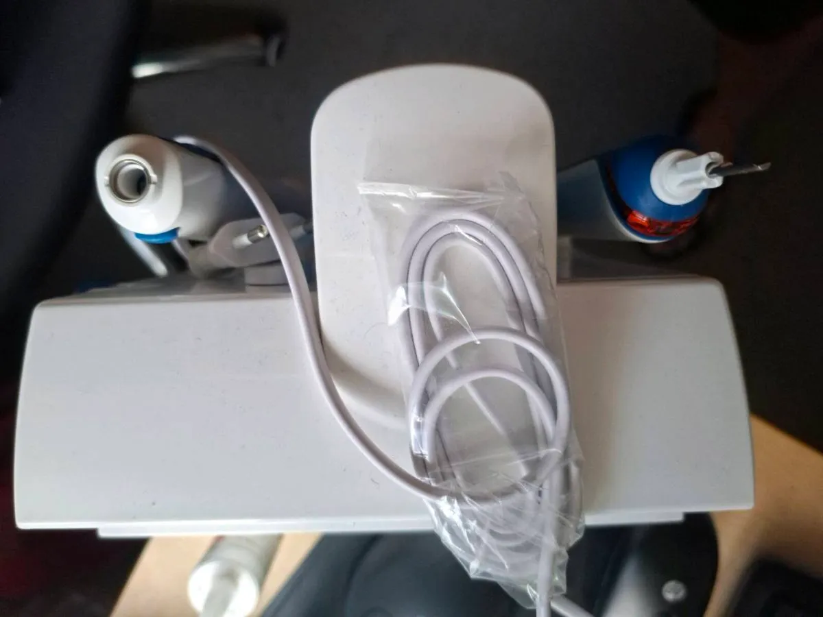 Oxyjet cleaning System + PRO 3000 tootbrush - Image 4