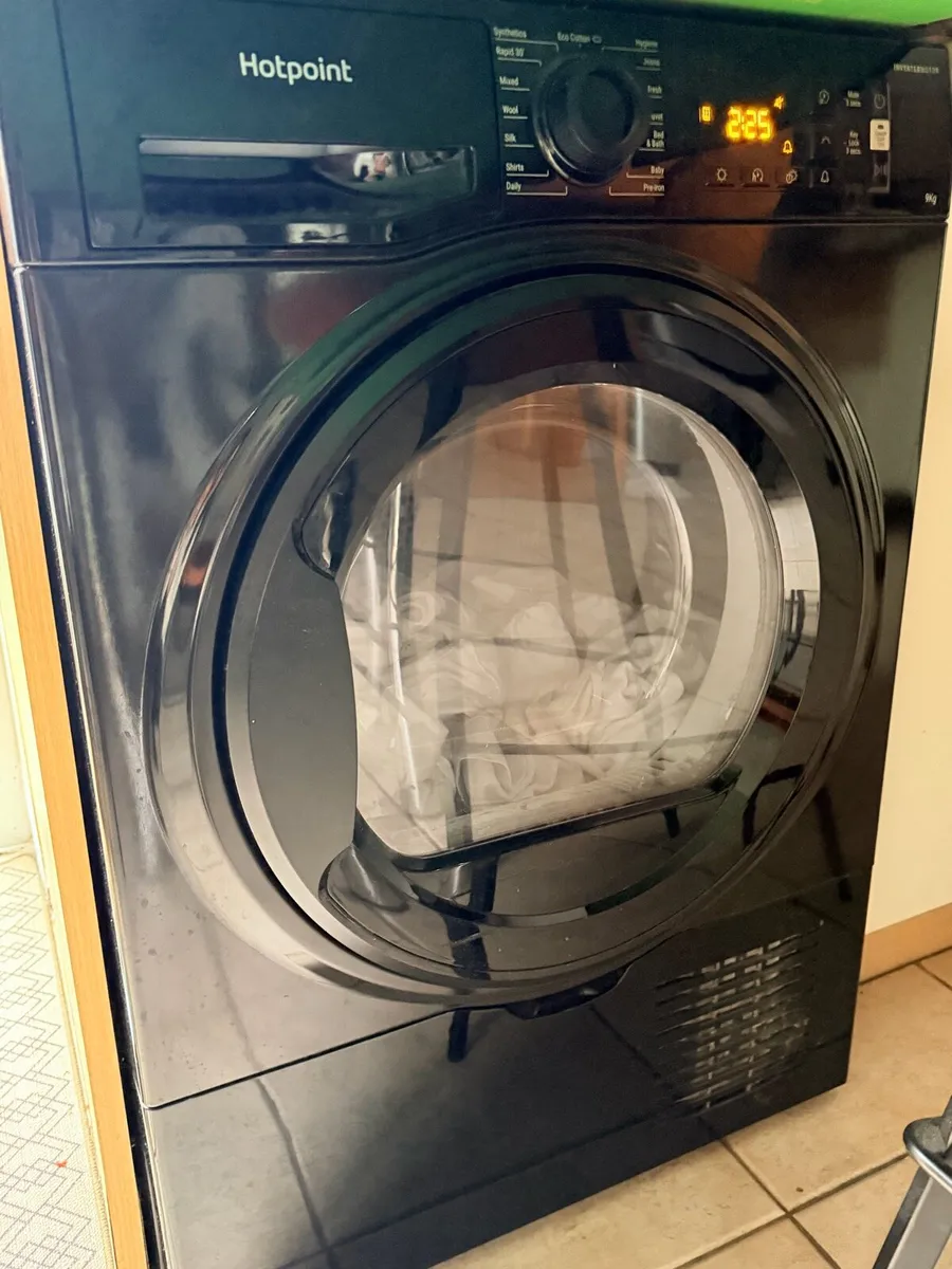 HOTPOINT dryer condensed . Like new - Image 1