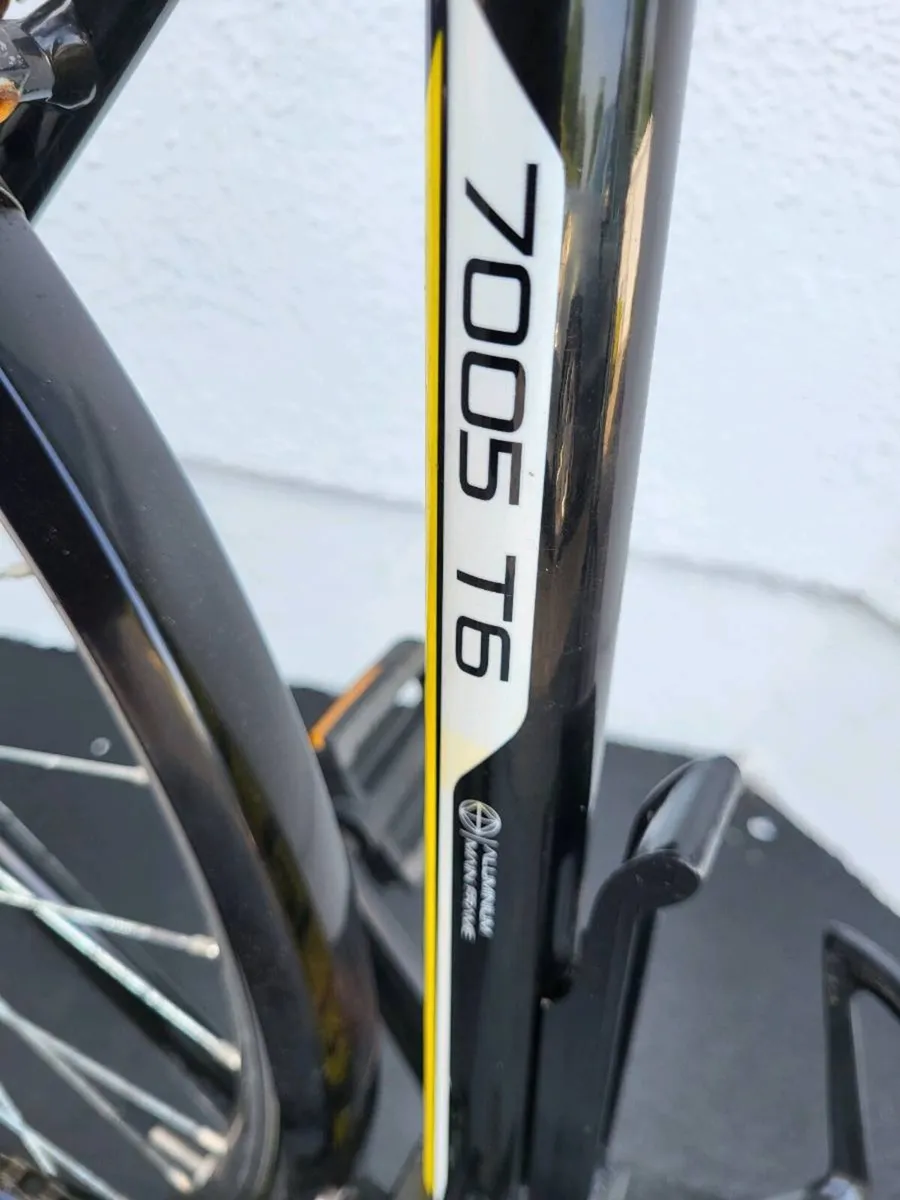 ROAD BIKE LIKE NEW LIGHT USE ONLY. - Image 4