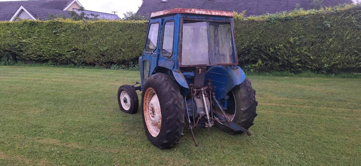 Ford 2000 tractor - Image 2