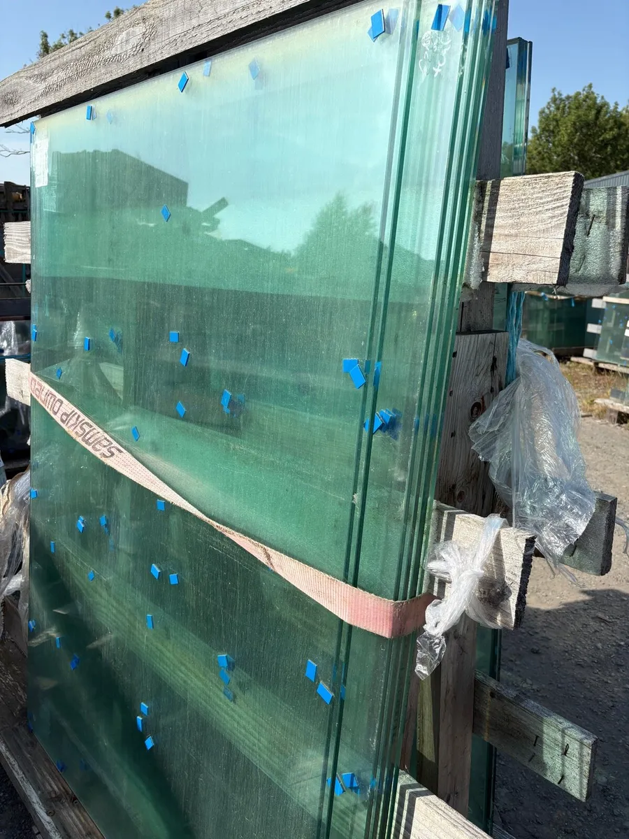 Balcony glass 21.5 pre drilied. 5.28m linear - Image 1