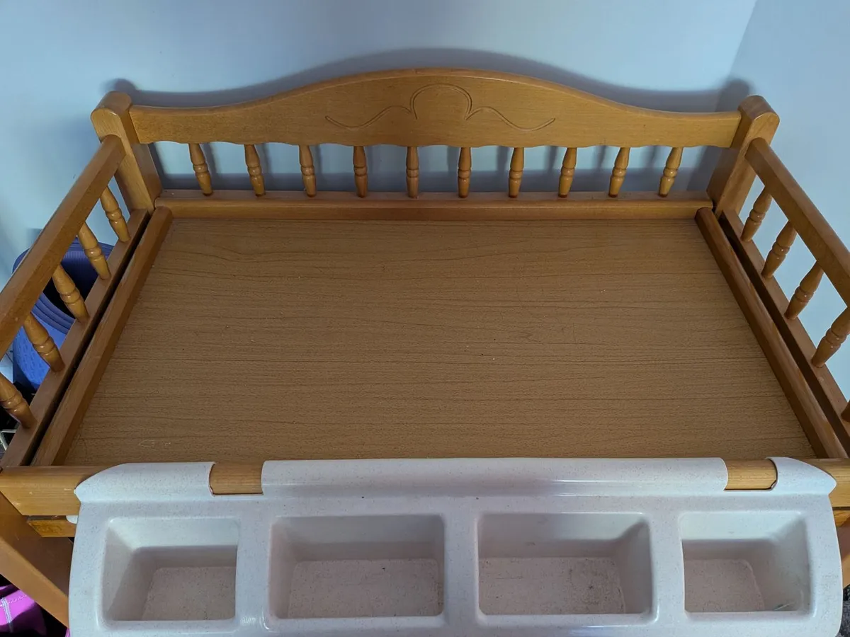 Changing table with built in bath - Image 1