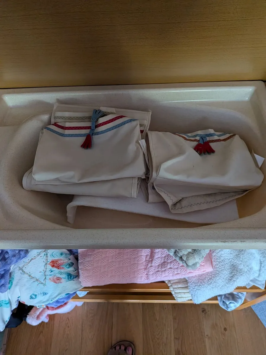 Changing table with built in bath - Image 2