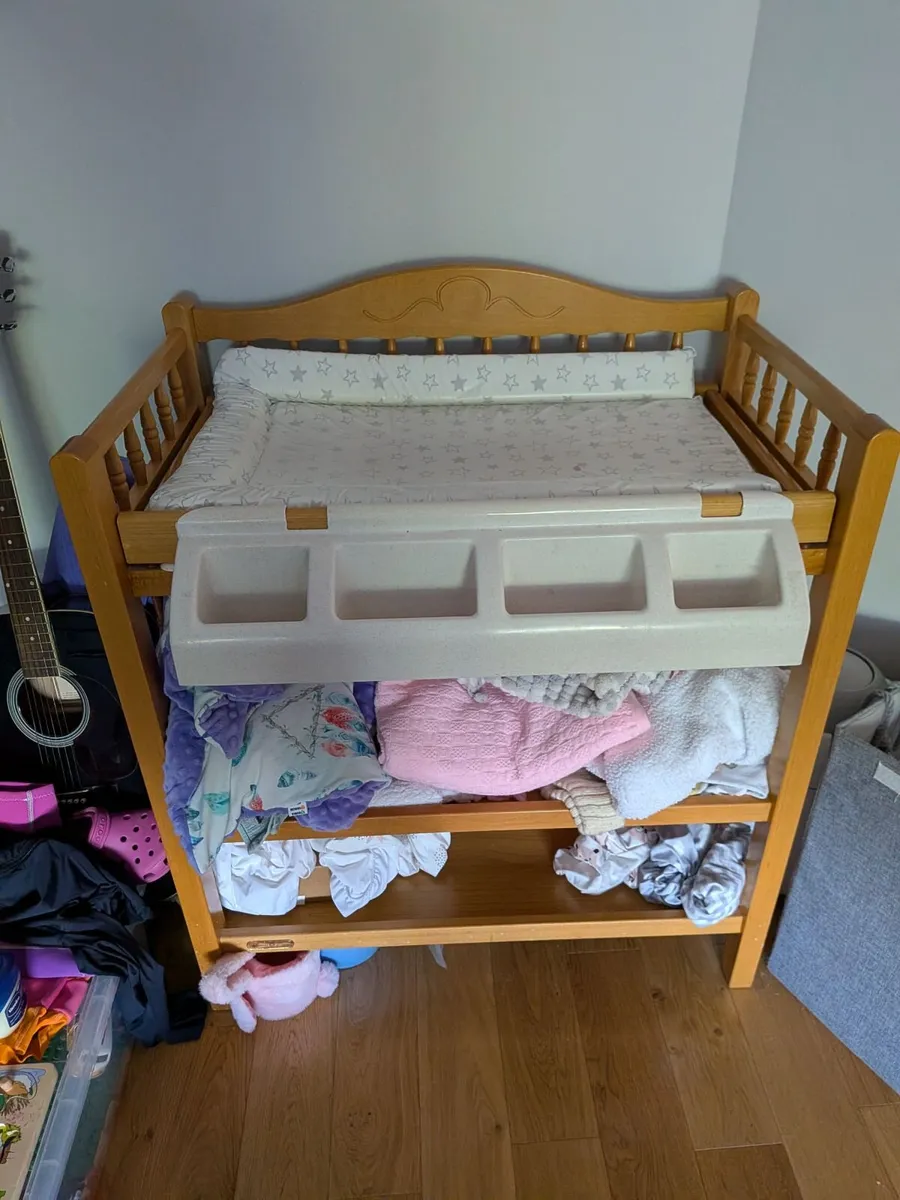 Changing table with built in bath - Image 3