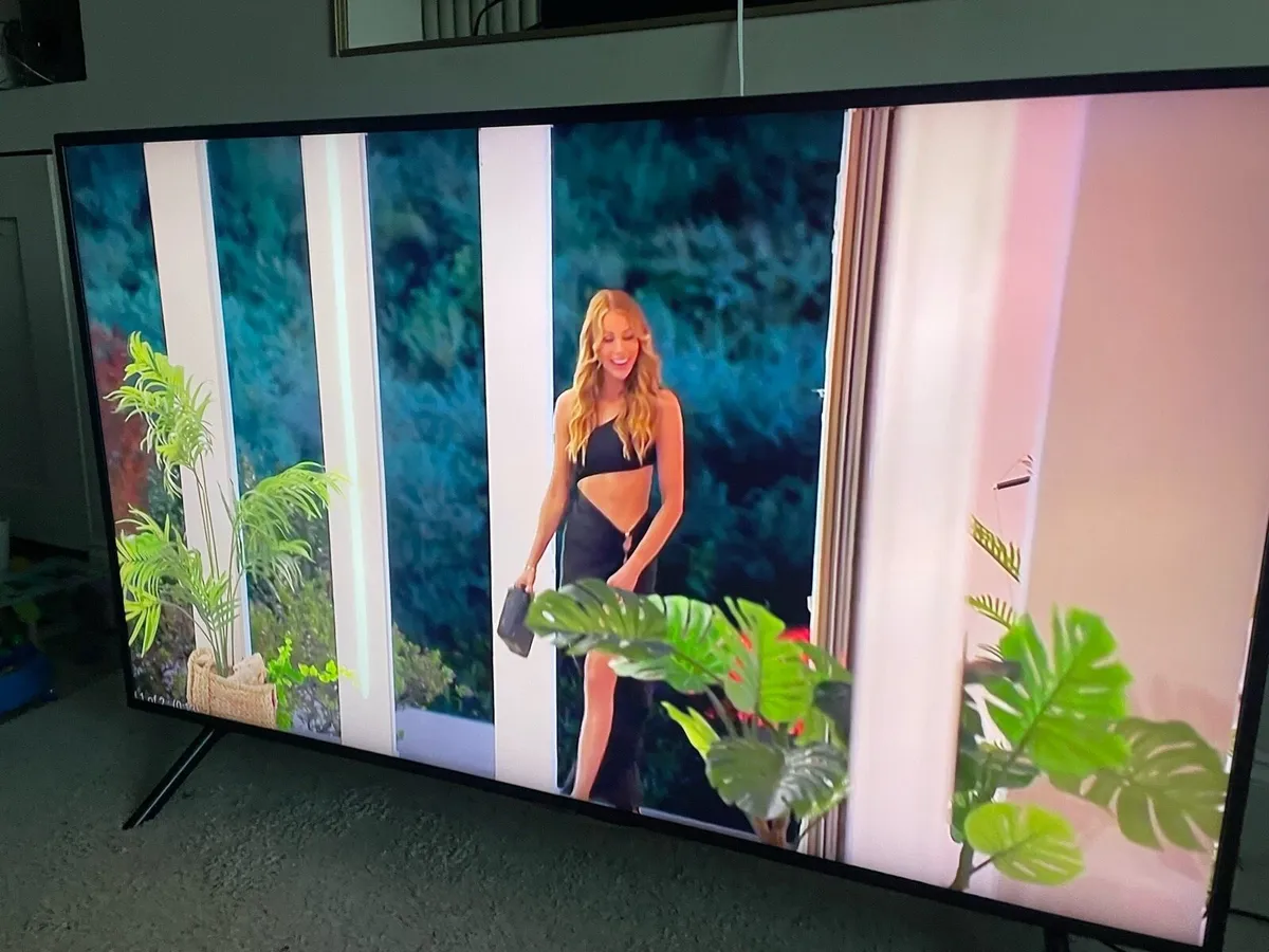 50” Samsung Crystal 4k Ultra HD Smart Tv - Image 2