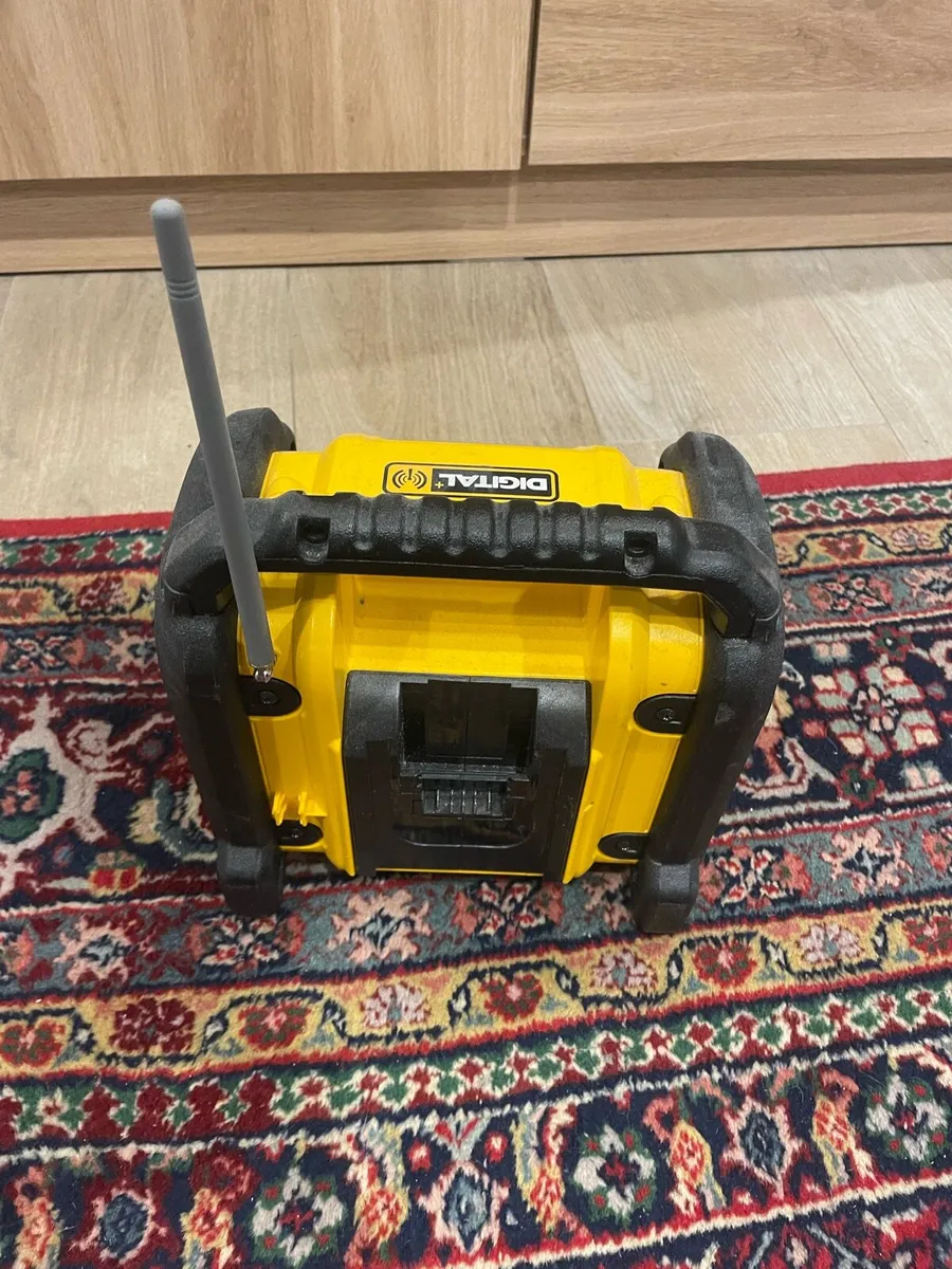 Dewalt radio - Image 3