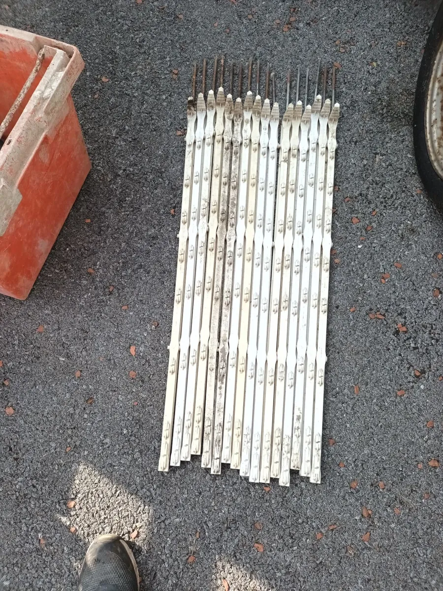 Electric fence posts x 16 - Image 1