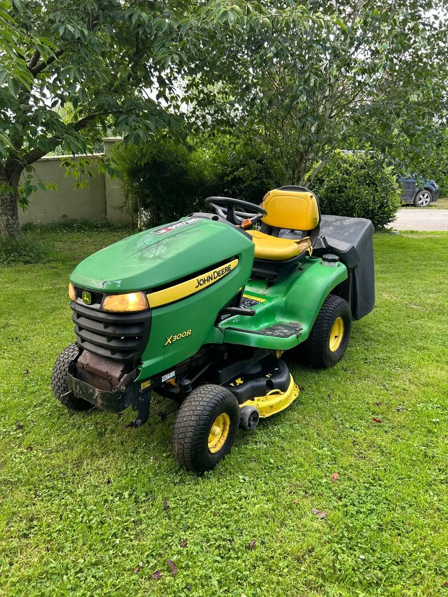 John deere x300r ride on lawnmower - Image 1