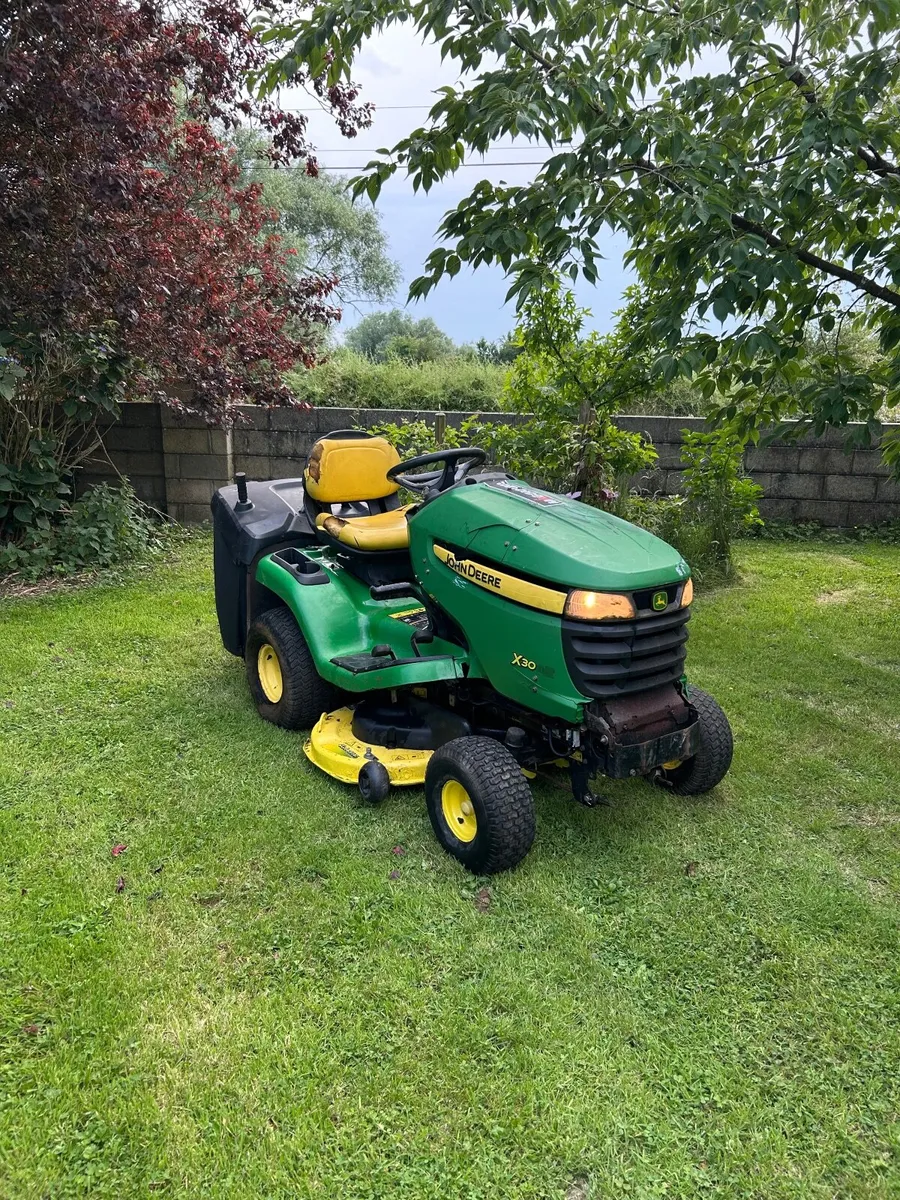 John deere x300r ride on lawnmower - Image 4