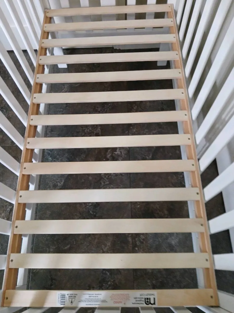 Cot ..120x 60. + mattress. - Image 3
