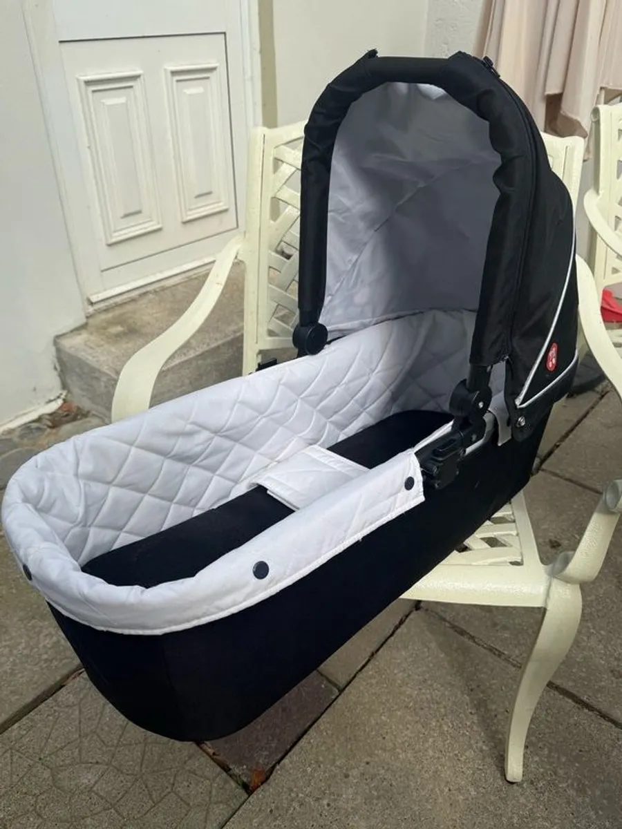 Out and About double carrycot summit black and double carrycot adapter and rain cover included - Image 3