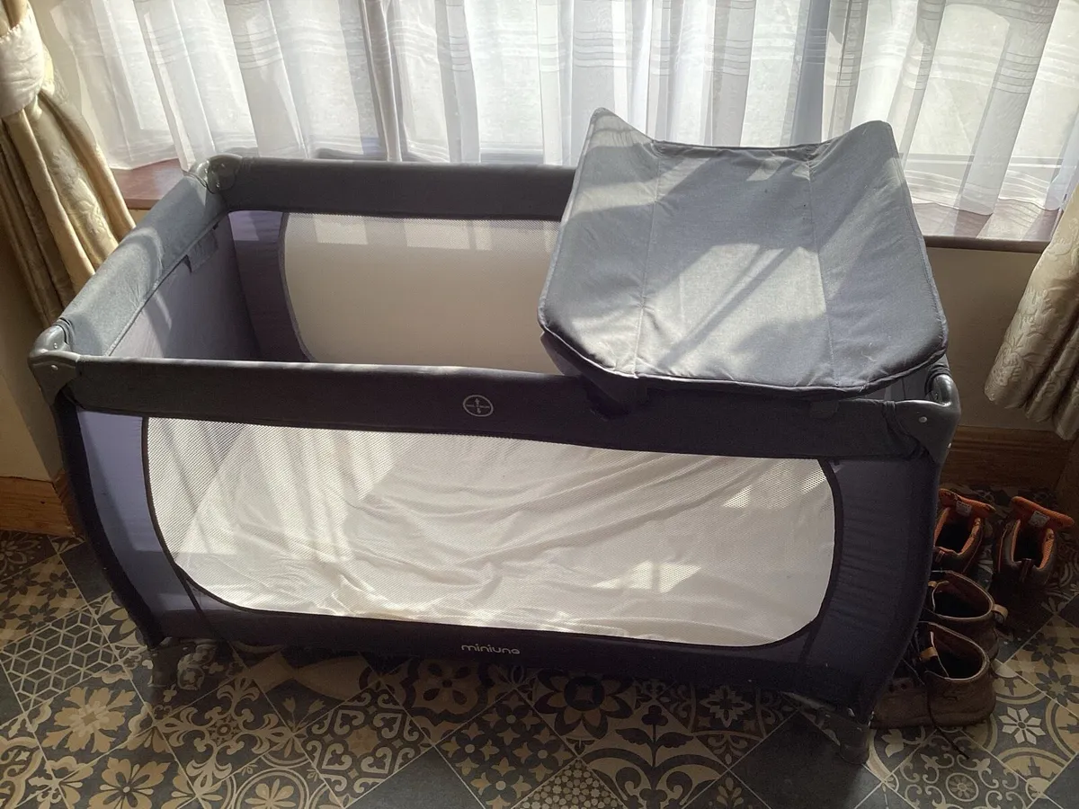 Travel cot - Image 1