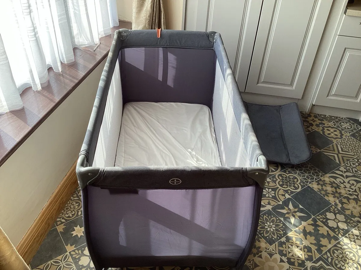 Travel cot - Image 2