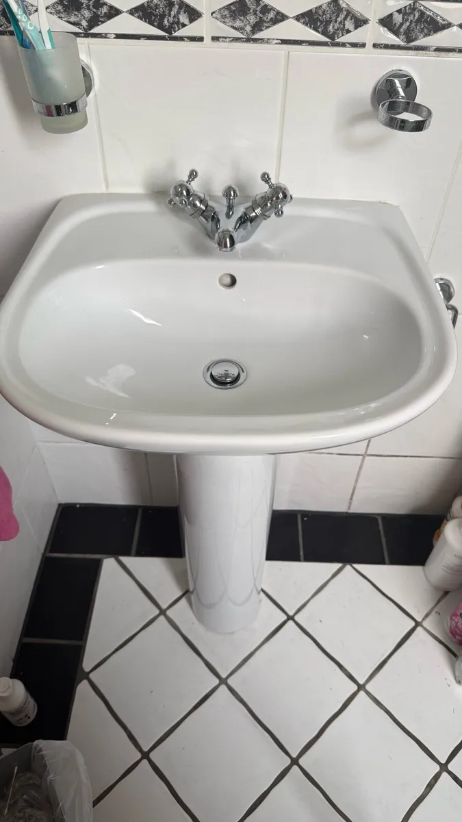 Bathroom sink with tap and accesories - Image 1