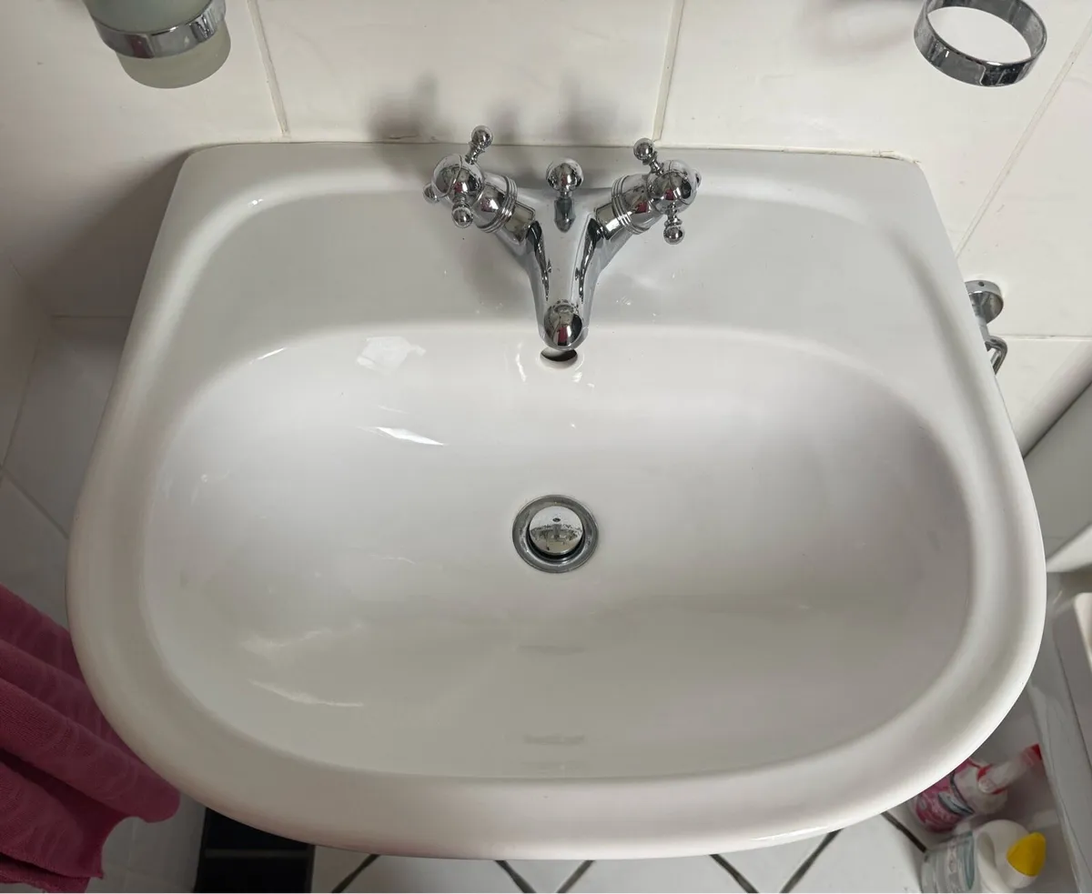 Bathroom sink with tap and accesories - Image 2