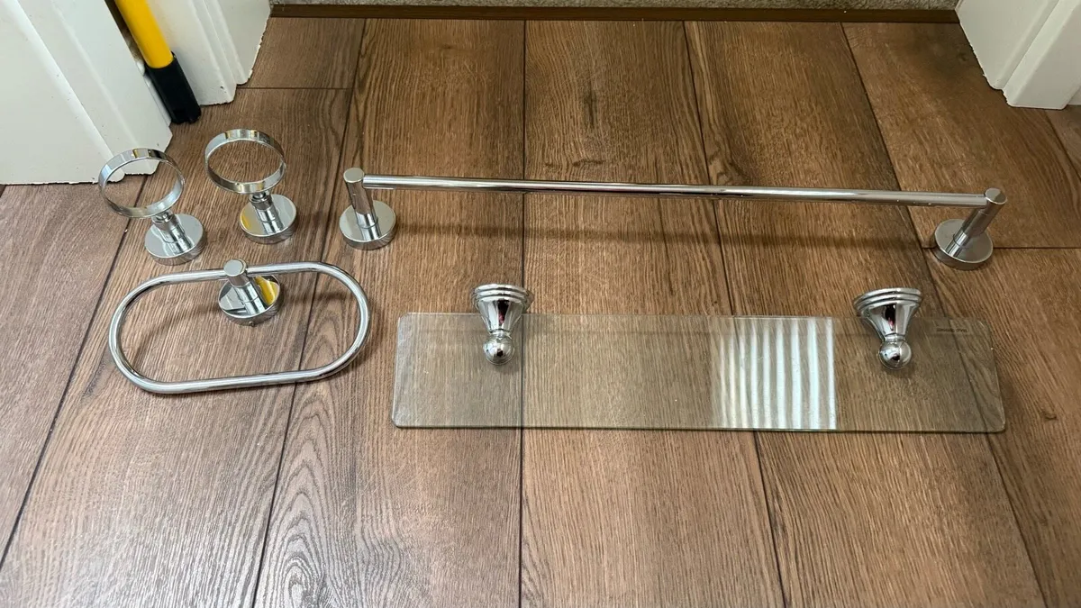 Bathroom sink with tap and accesories - Image 3