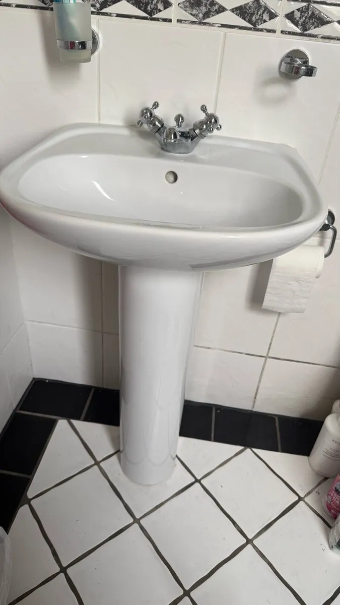 Bathroom sink with tap and accesories - Image 4