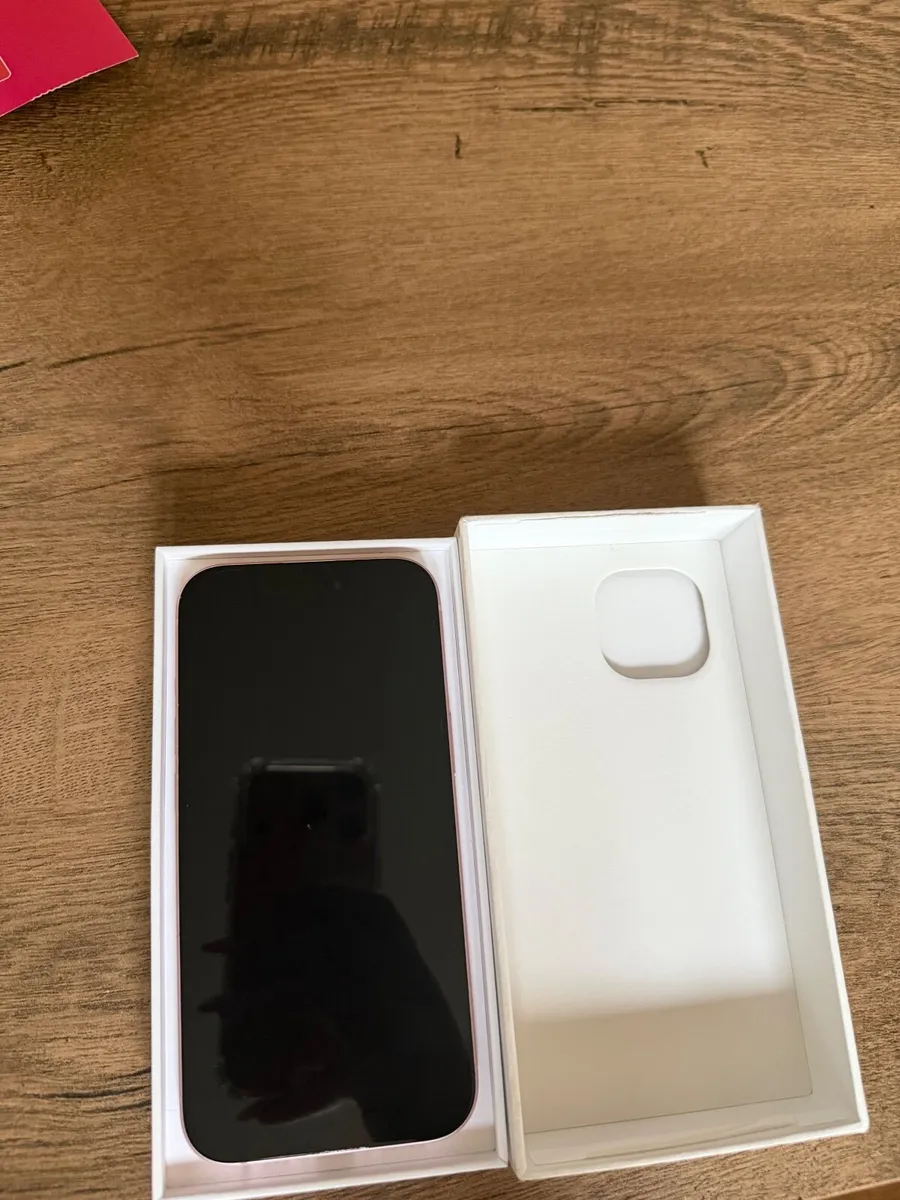 Pink IPhone 15 - Image 4